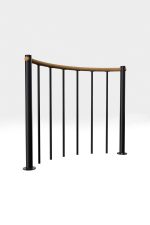 Rambarde de parapet avec barres verticales et rampe en bois ronde